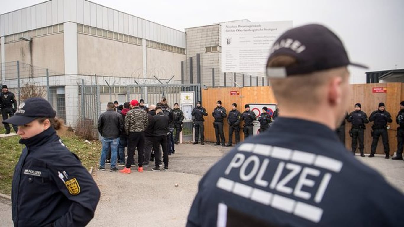 Besucher stehen vor Beginn des Prozesses vor dem Gerichtsgebäude in Stuttgart.