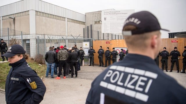 Besucher stehen vor Beginn des Prozesses vor dem Gerichtsgebäude in Stuttgart. Besucher stehen vor Beginn des Prozesses vor dem Gerichtsgebäude in Stuttgart.