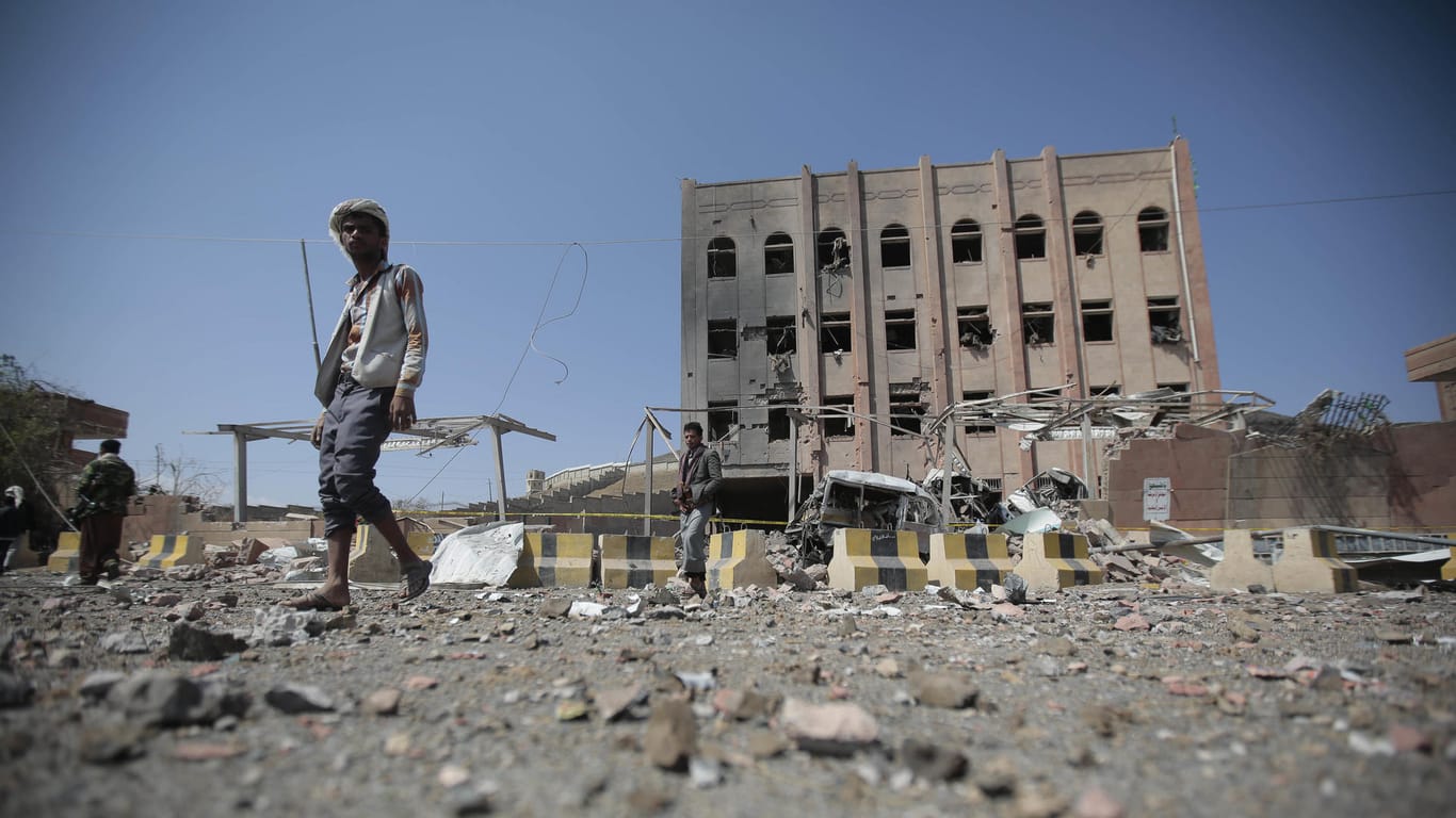 Ein von Huthi besetztes Gebäude in Sanaa: Die Rebellen-Armee feuerte sieben Raketen auf Saudi-Arabien ab. Trümmerteile töteten einen Mann.
