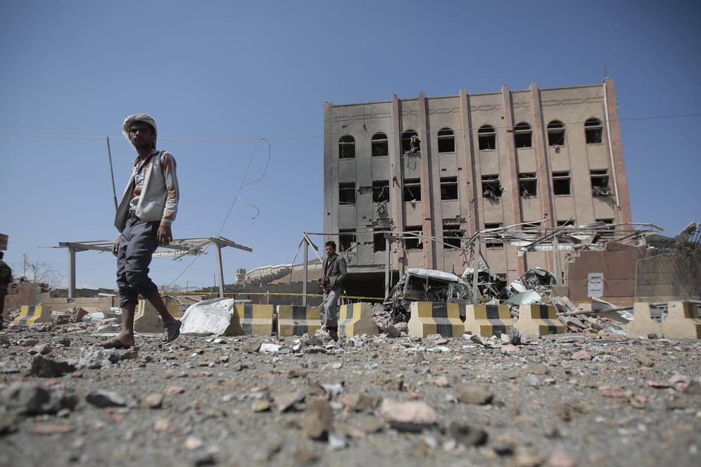Ein von Huthi besetztes Gebäude in Sanaa: Die Rebellen-Armee feuerte sieben Raketen auf Saudi-Arabien ab. Trümmerteile töteten einen Mann.