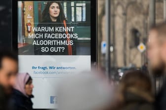 Ein Werbeplakat von Facebook an einer Straße in Köln.