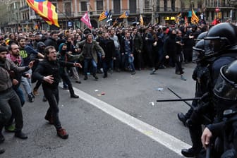 Demonstranten in Barcelona protestieren gegen die Festnahme katalanischer Politiker, die seit der Unabhängigkeitserklärung Kataloniens in Haft sind: Am Rande einer Demonstration von mehr als 50.000 Menschen in Barcelona haben Polizeibeamte auch Warnschüsse in die Luft abgegeben.