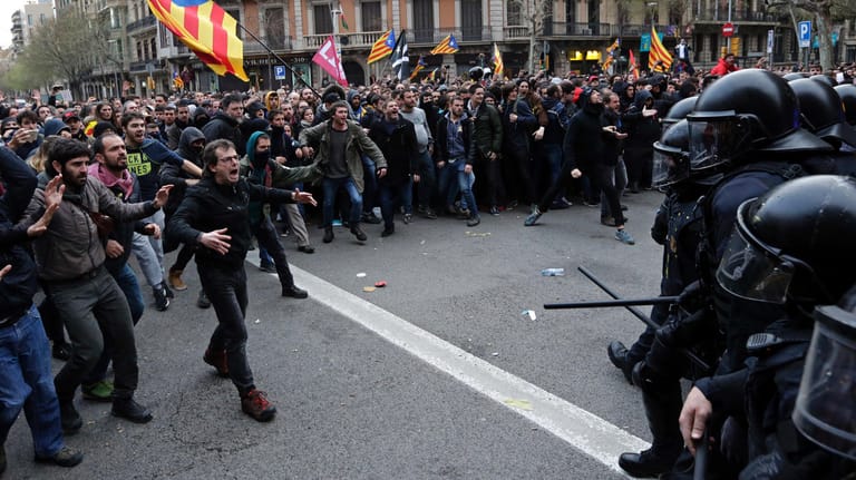 Demonstranten in Barcelona protestieren gegen die Festnahme katalanischer Politiker, die seit der Unabhängigkeitserklärung Kataloniens in Haft sind: Am Rande einer Demonstration von mehr als 50.000 Menschen in Barcelona haben Polizeibeamte auch Warnschüsse in die Luft abgegeben.