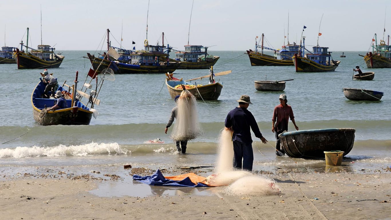 Fischer und Fischerboote in einem Fischereihafen in Vietnam: Im Territorialstreit von China und Vietnam um Gebiete im Südchinesischen Meer, sind zwei vietnamesische Boote gekapert und beraubt worden.