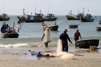 Fischer und Fischerboote in einem Fischereihafen in Vietnam: Im Territorialstreit von China und Vietnam um Gebiete im Südchinesischen Meer, sind zwei vietnamesische Boote gekapert und beraubt worden.