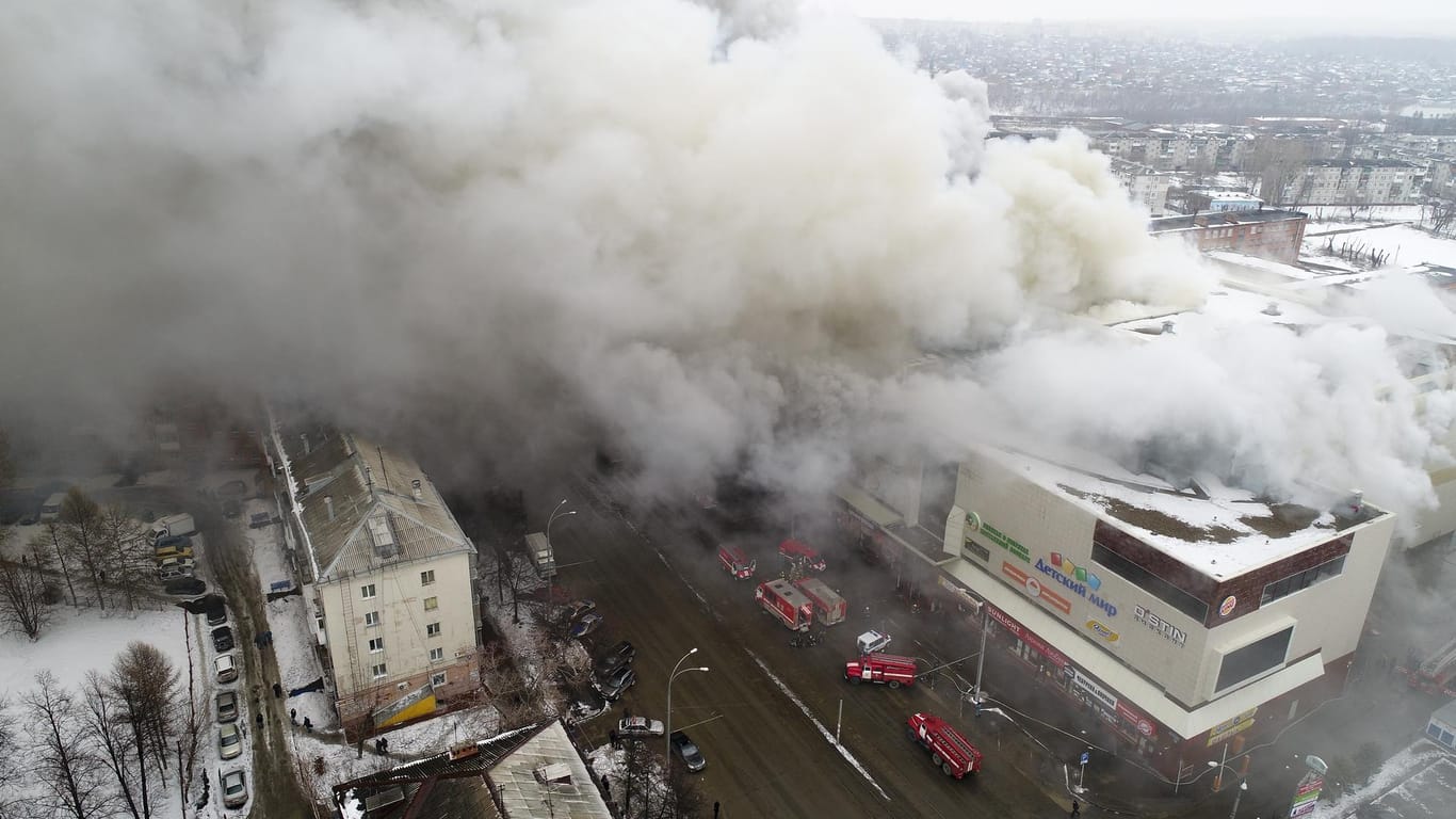 Rauch steigt über das Einkaufszentrum in Kemerowo: Mindestens 53 Menschen sind bei einem Brand gestorben.