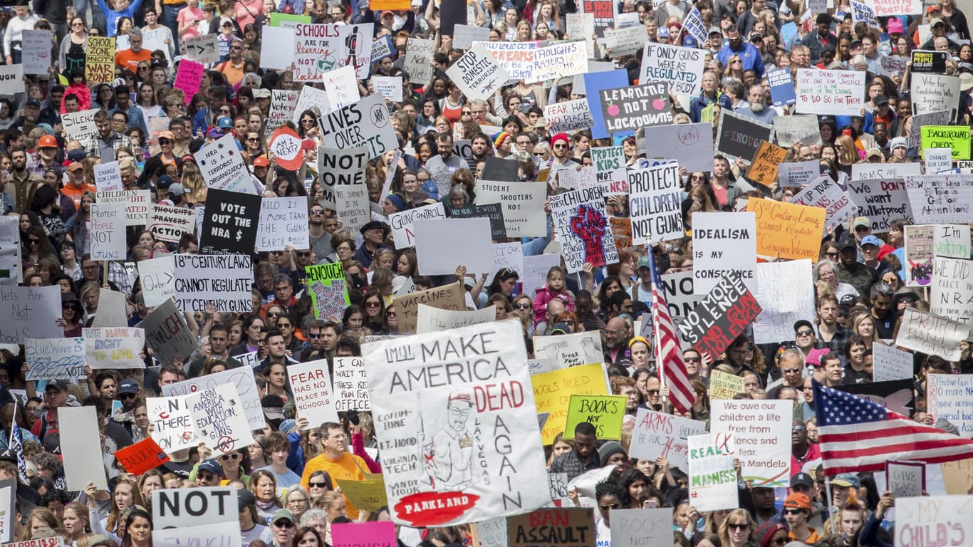 Am Wochenende nahmen in den USA Hunderttausende Jugendliche an Demonstrationen gegen Waffen teil, so wie hier in Atlanta.
