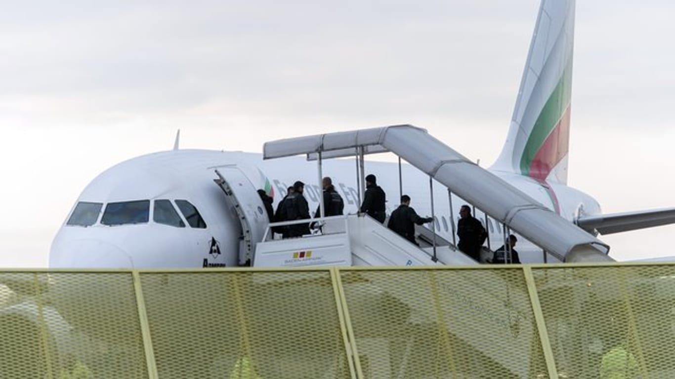 Abgelehnte Asylbewerber steigen auf dem Baden-Airport in Rheinmünster in ein Flugzeug.