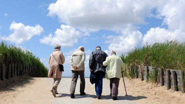 Die Lebenserwartung in Deutschland steigt weiter: Bei neugeborenen Jungen liegt sie bei 78 Jahren und vier Monaten, bei neugeborenen Mädchen beträgt sie 83 Jahre und zwei Monate.