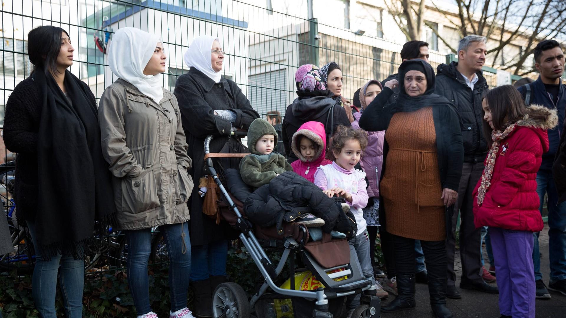 Flüchtlinge vor einem Flüchtlingsheim in Berlin: Immer mehr Ausreisepflichtige bleiben aufgrund fehlender Papiere in Deutschland.