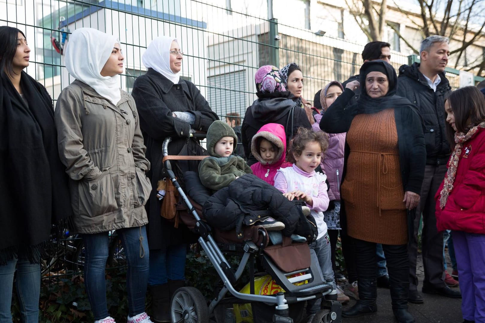 Flüchtlinge vor einem Flüchtlingsheim in Berlin: Immer mehr Ausreisepflichtige bleiben aufgrund fehlender Papiere in Deutschland.