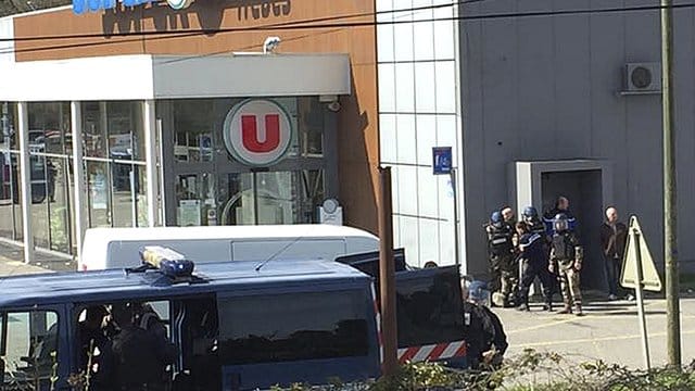 Nach einer Geiselnahme in einem Supermarkt im kleinen Ort Trèbes wurde der Täter von Spezialkräften der Gendarmerie erschossen. Nach einer Geiselnahme in einem Supermarkt im kleinen Ort Trèbes wurde der Täter von Spezialkräften der Gendarmerie erschossen.
