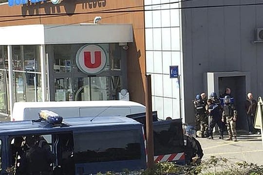 Nach einer Geiselnahme in einem Supermarkt im kleinen Ort Trèbes wurde der Täter von Spezialkräften der Gendarmerie erschossen.