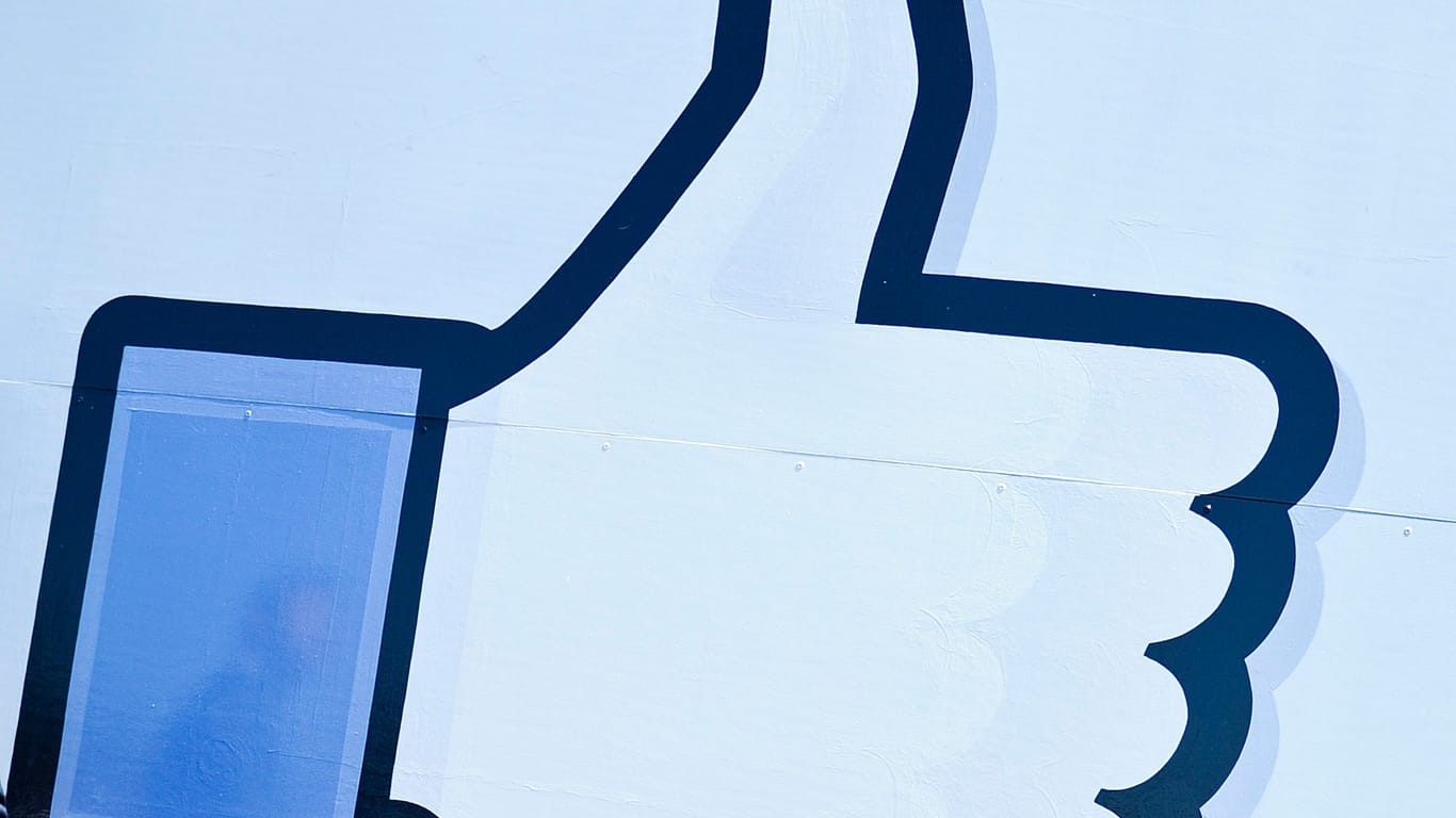 Das Facebook-Symbol für "Likes": Mittels der Likes seiner User personalisiert Facebook Werbeanzeige und speichert diese Daten.