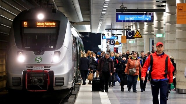 S-Bahn des MDV im City-Tunnel Leipzig (Archiv): Der Nahverkehrsverbund wird zum 1. August die Preise erhöhen, warnt aber, dass das nicht reichen wird.