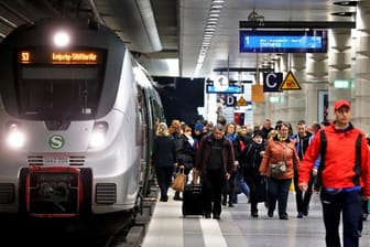 S-Bahn des MDV im City-Tunnel Leipzig (Archiv): Der Nahverkehrsverbund wird zum 1. August die Preise erhöhen, warnt aber, dass das nicht reichen wird.