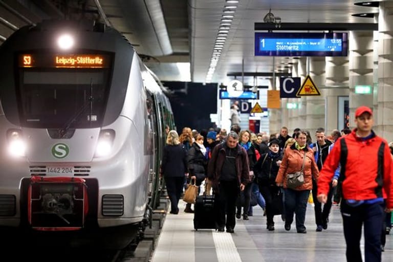 S-Bahn des MDV im City-Tunnel Leipzig (Archiv): Der Nahverkehrsverbund wird zum 1. August die Preise erhöhen, warnt aber, dass das nicht reichen wird.