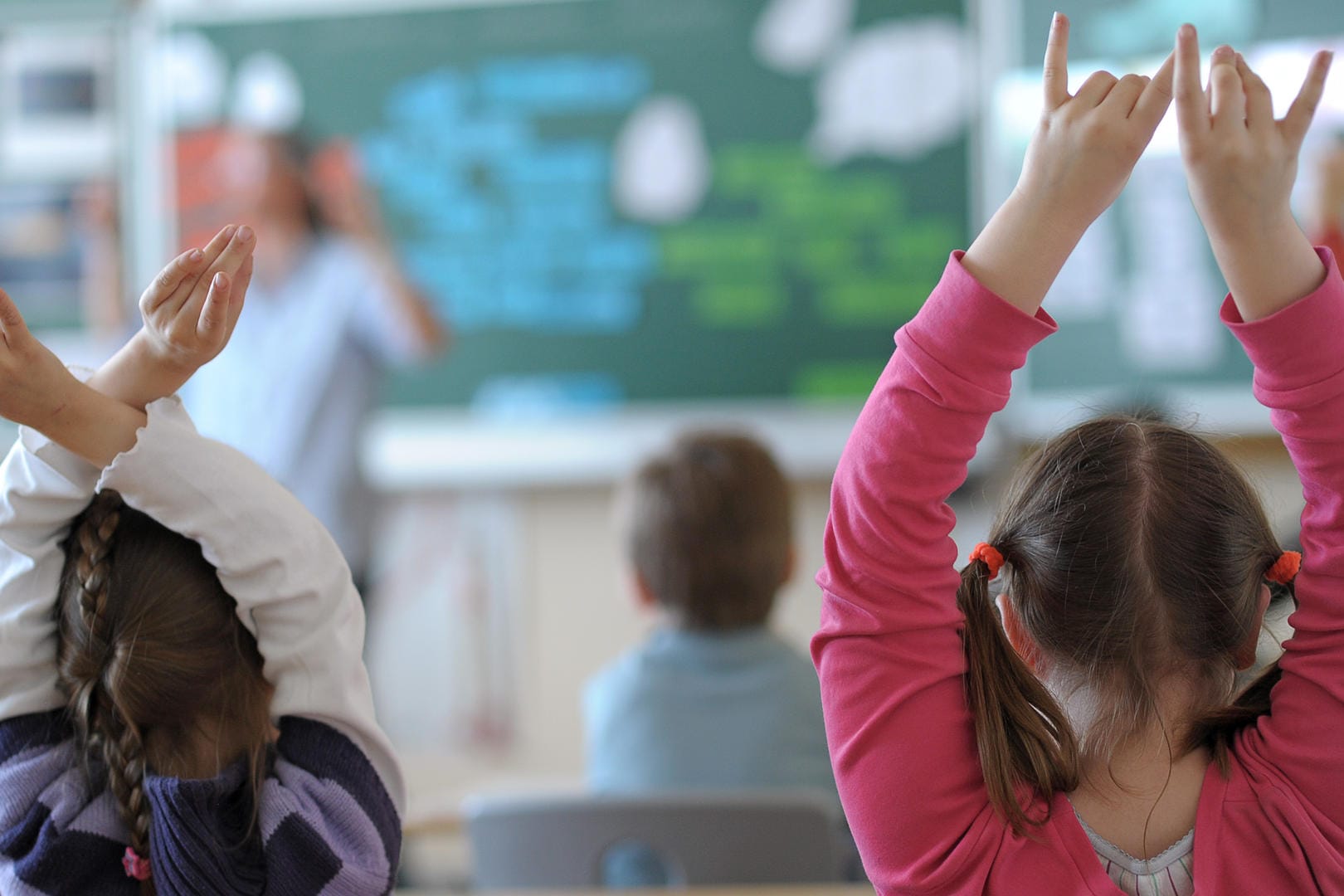 An einer Berliner Grundschule sollen muslimische Schüler eine jüdische Mitschülerin bedroht haben. Politiker zeigten sich entsetzt angesichts der Vorwürfe.