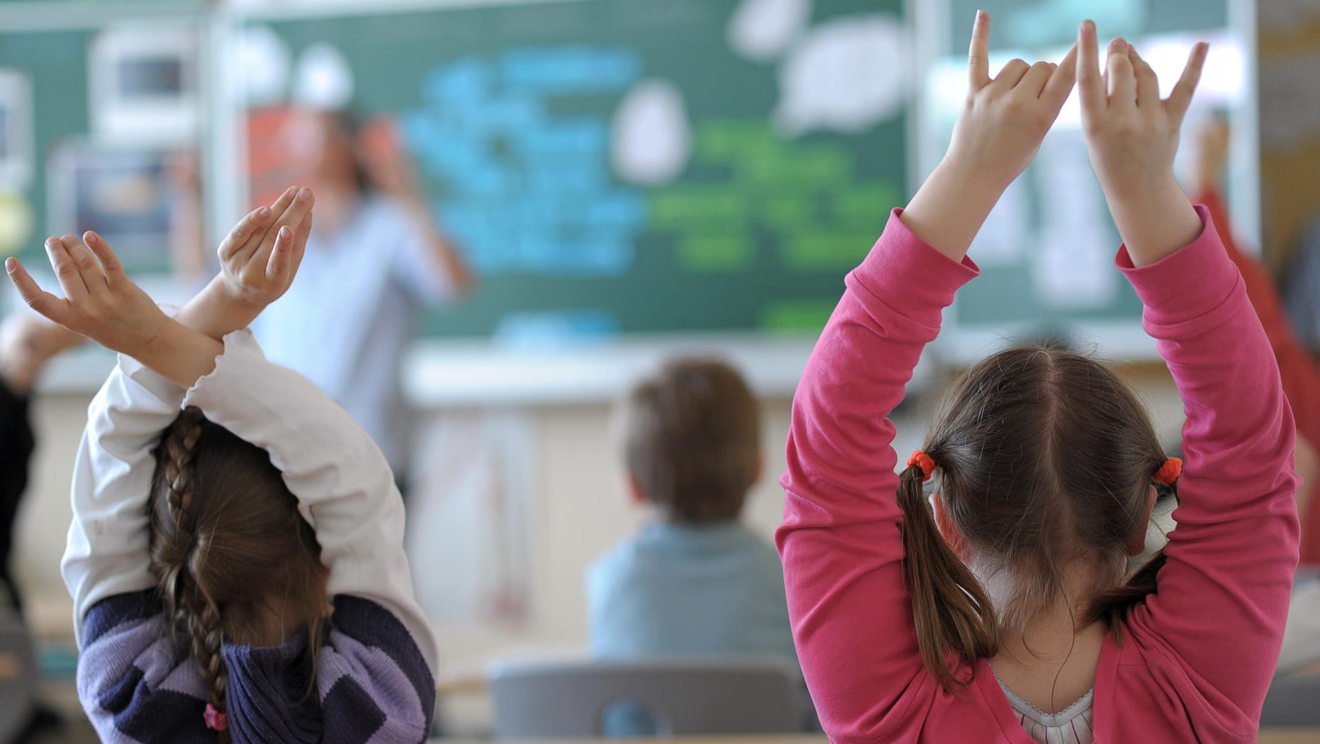 An einer Berliner Grundschule sollen muslimische Schüler eine jüdische Mitschülerin bedroht haben. Politiker zeigten sich entsetzt angesichts der Vorwürfe.