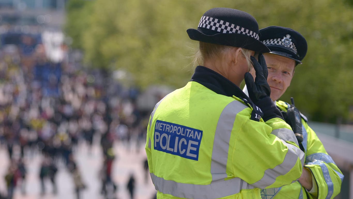 Polizisten stehen vor dem Wembley-Stadion in London: Mann verletzt britischen Polizisten mit Schwert in Manchester.