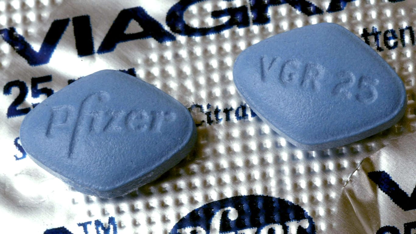 Zwei Tabletten Viagra: Mehr als 64 Millionen Männer schluckten bisher insgesamt über drei Milliarden Pillen, berichtet Pfizer.