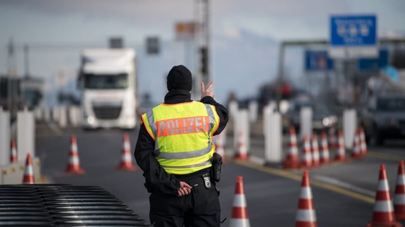Ein Polizist beobachtet an der Kontrollstelle Schwarzbach an der Autobahn Salzburg-München (A8) den Verkehr.
