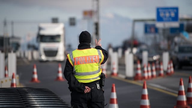 Ein Polizist beobachtet an der Kontrollstelle Schwarzbach an der Autobahn Salzburg-München (A8) den Verkehr. Ein Polizist beobachtet an der Kontrollstelle Schwarzbach an der Autobahn Salzburg-München (A8) den Verkehr.