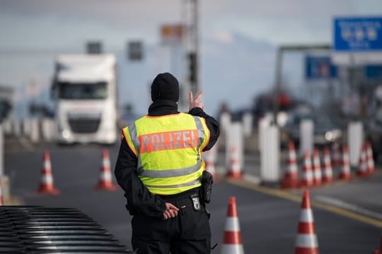 Ein Polizist beobachtet an der Kontrollstelle Schwarzbach an der Autobahn Salzburg-München (A8) den Verkehr.
