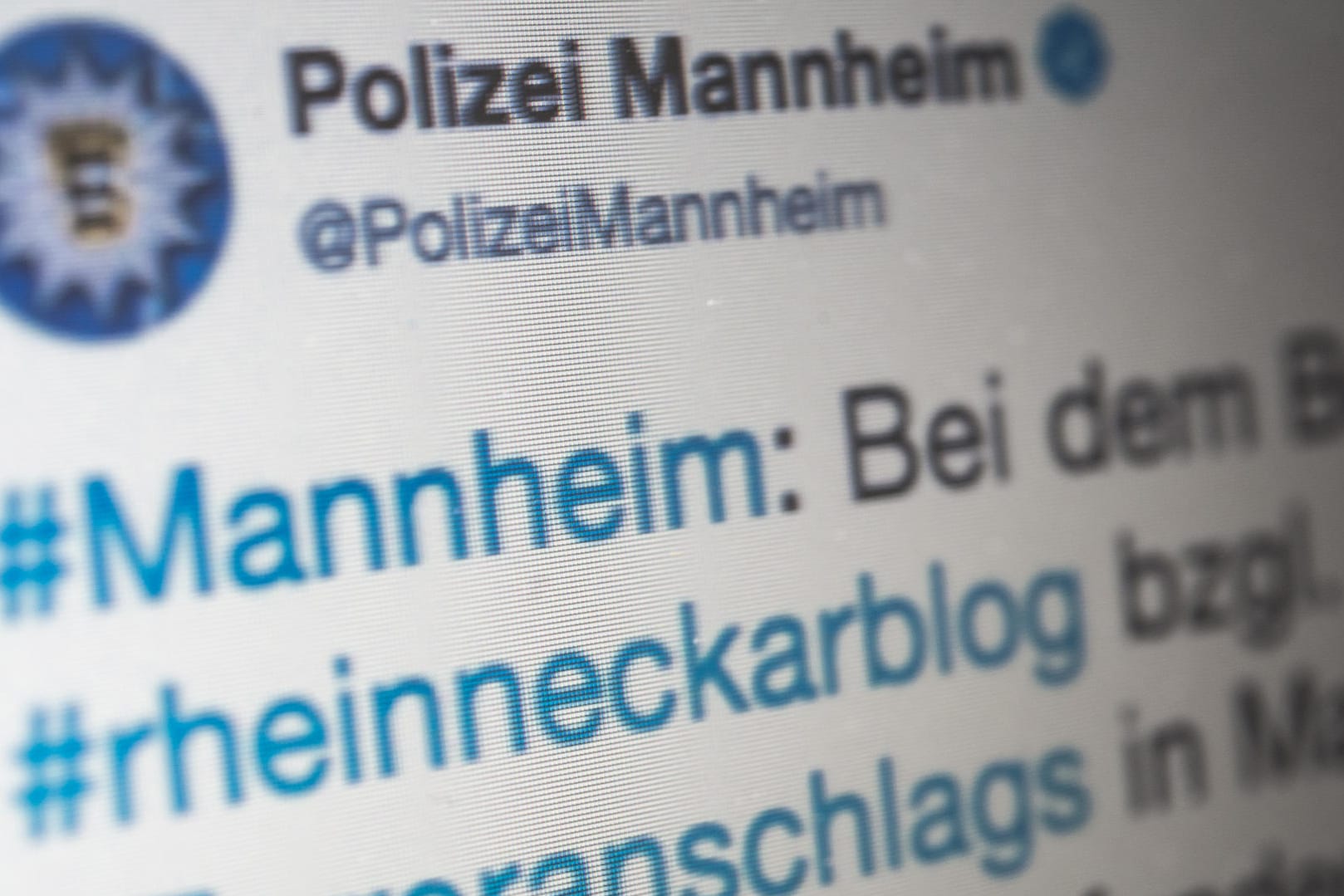 Die Polizei widerspricht per Twitter der Falschmeldung des Rheinneckarblogs: Man habe mit dem erfundenen Terroranschlag eine Debatte auslösen wollen, heißt es vom Betreiber des Blogs.