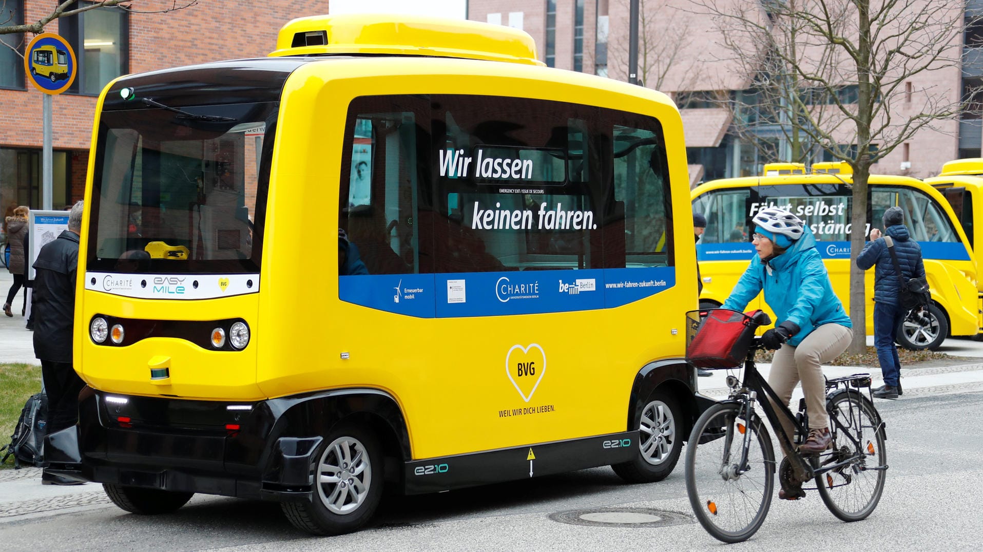 Autonom fahrender Kleinbus der BVG in Belin auf dem Geländer der Charité: Fahrerlose Kleinbusse nehmen Betrieb in der Charité auf.