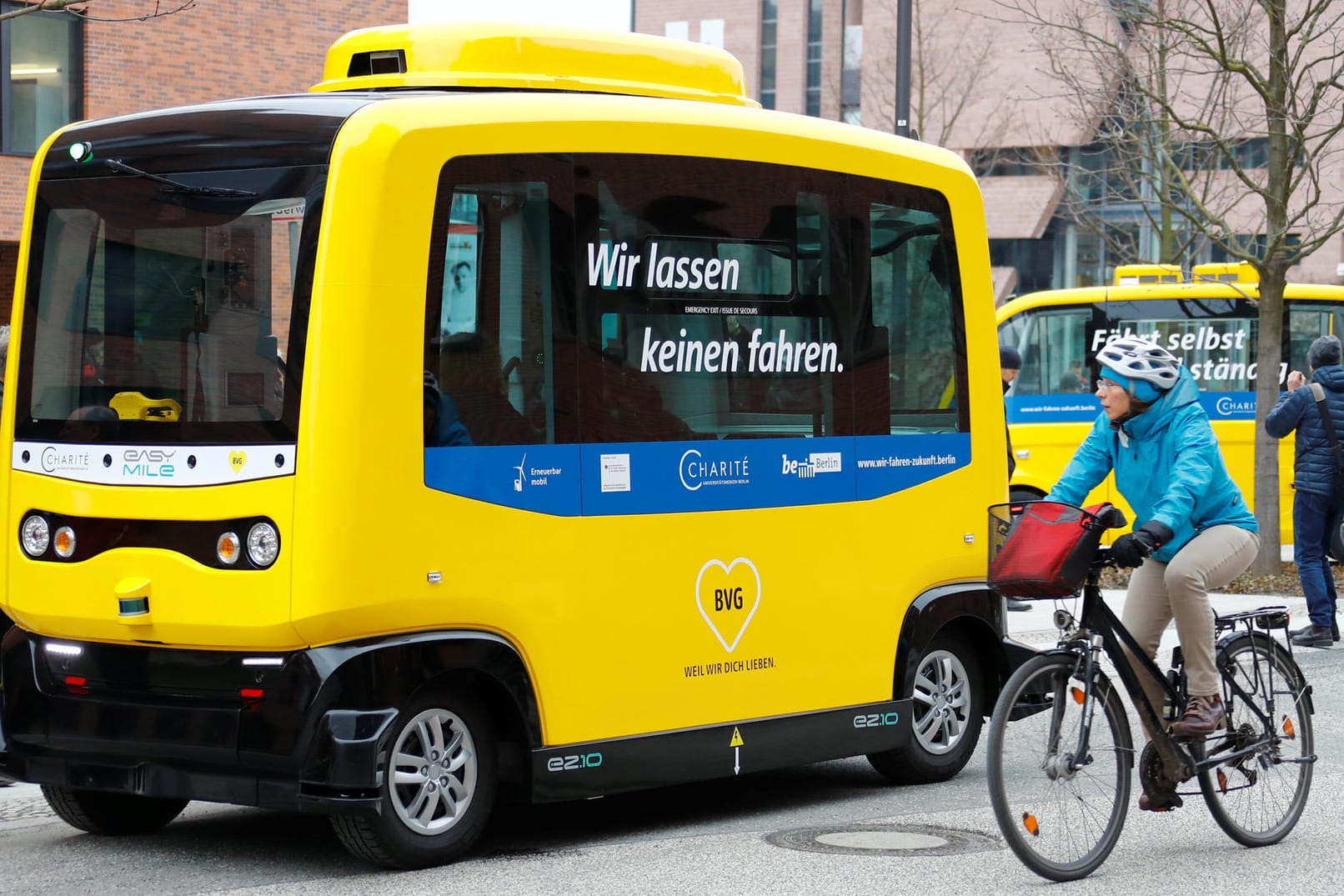 Autonom fahrender Kleinbus der BVG in Belin auf dem Geländer der Charité: Fahrerlose Kleinbusse nehmen Betrieb in der Charité auf.