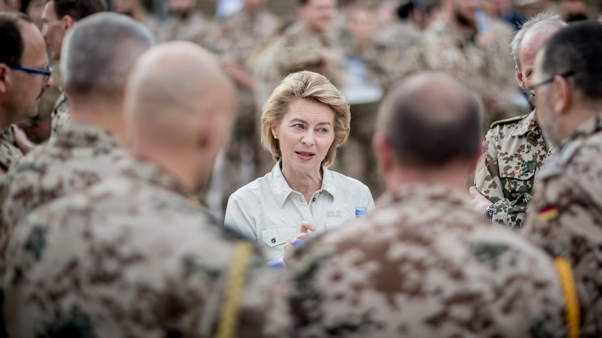 Bundesverteidigungsministerin Ursula von der Leyen spricht zu Truppen in Masar-i-Scharif, Afghanistan: Von der Leyen ruft zu Aussöhnungsprozess mit Taliban auf.