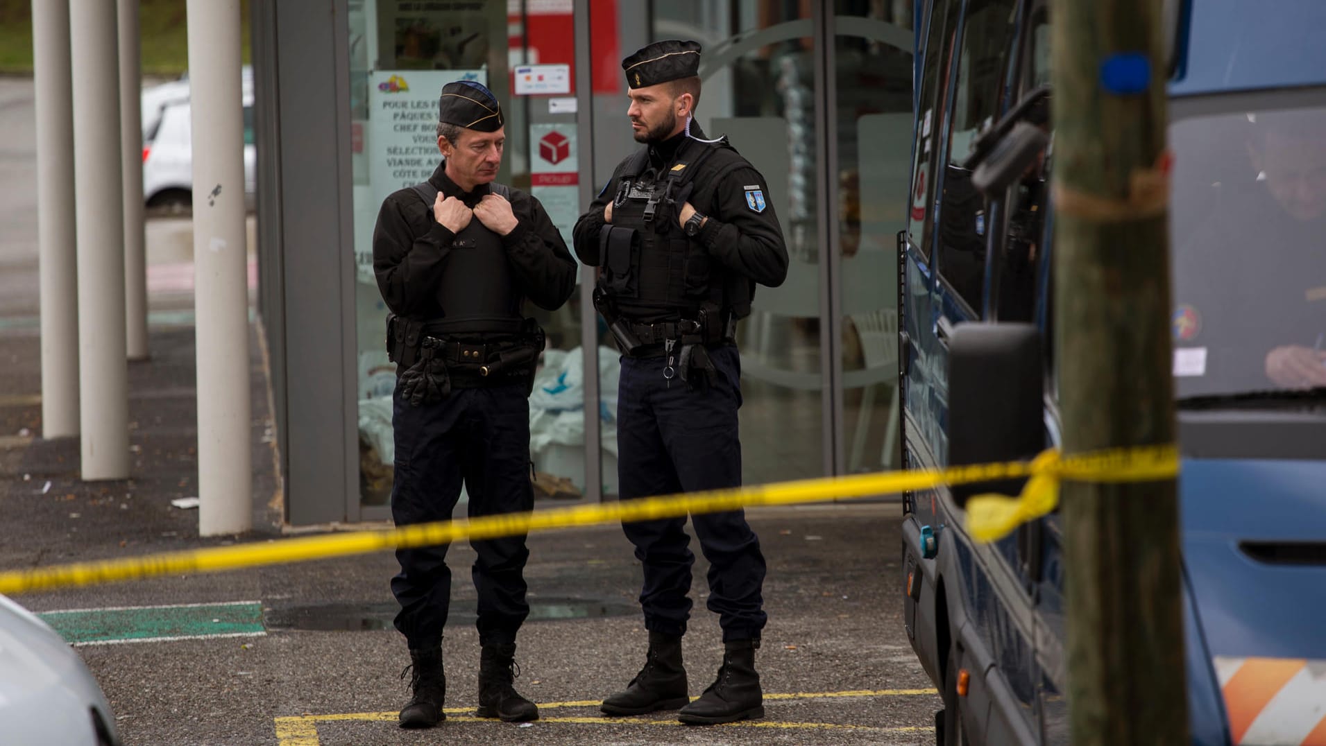 Polizisten stehen vor dem angegriffenen Supermarkt in Trèbes, Frankreich: Laut der Polizei ist auch die Freundin des Attentäters radikalisiert worden.