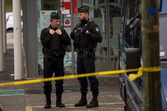 Polizisten stehen vor dem angegriffenen Supermarkt in Trèbes, Frankreich: Laut der Polizei ist auch die Freundin des Attentäters radikalisiert worden.