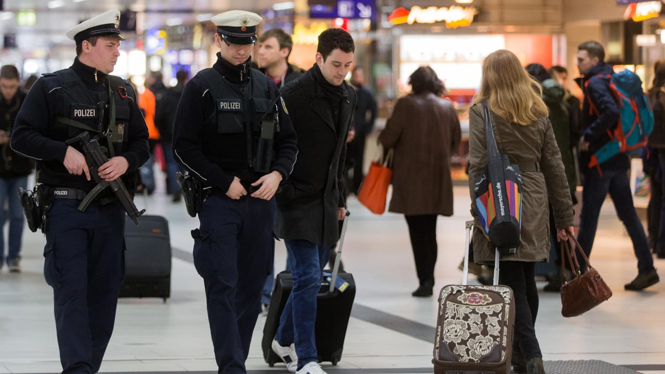 Polizisten gehen am 10.03.2017 im Hauptbahnhof in Düsseldorf (Nordrhein-Westfalen) an Reisenden vorbei: Frau mit Messern im Düsseldorfer Hauptbahnhof festgenommen.