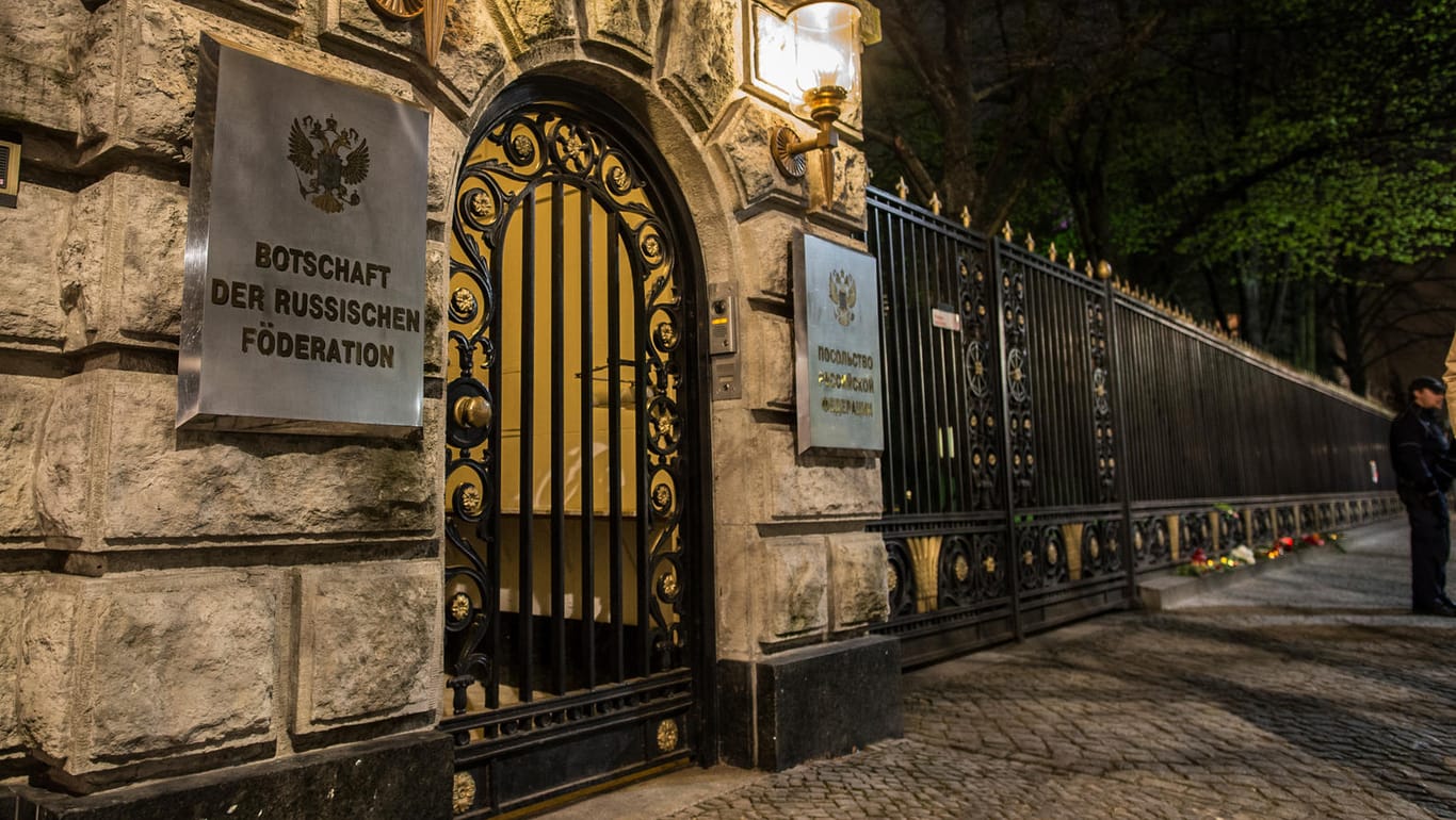 Eingang der russischen Botschaft in Berlin: Die Bundesregierung weist mehrere Diplomaten aus.