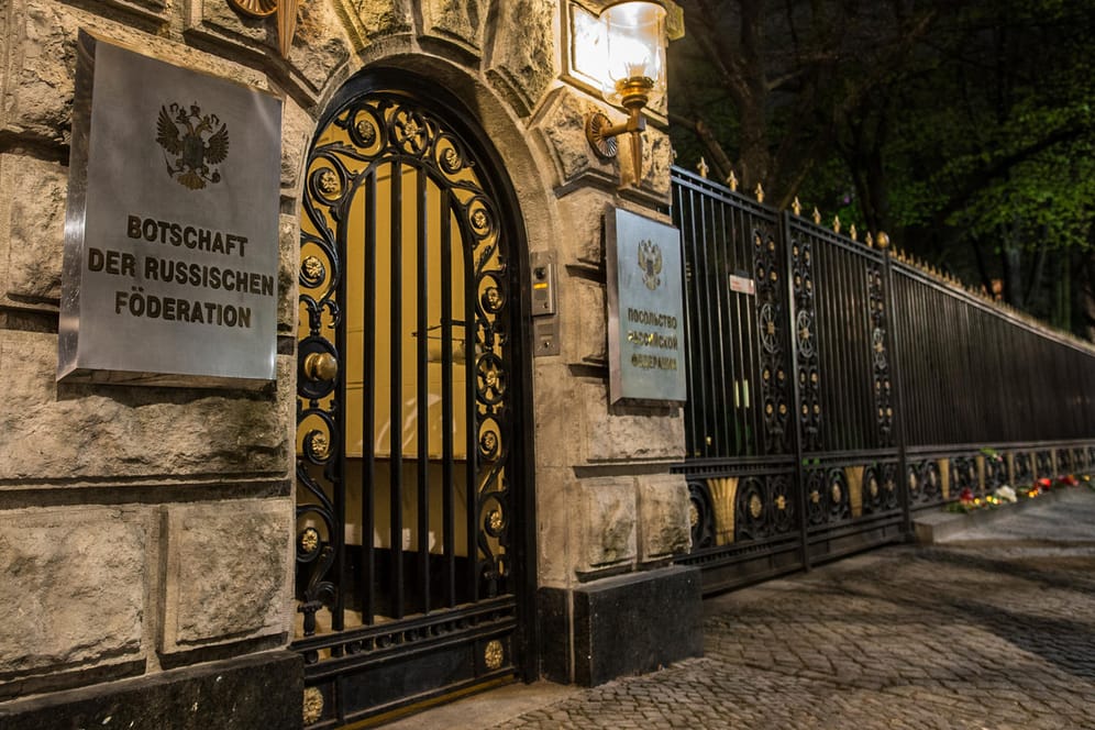 Eingang der russischen Botschaft in Berlin: Die Bundesregierung weist mehrere Diplomaten aus.
