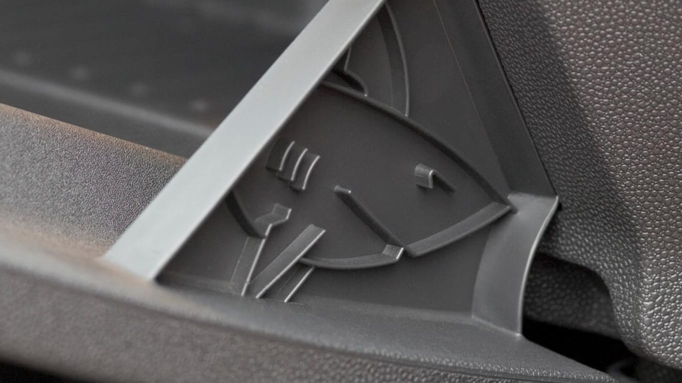 Haialarm im Handschuhfach: Mit einem Plastikhai im Corsa fing es an. Seitdem versteckt Opel immer wieder kleine Figuren in seinen Autos.