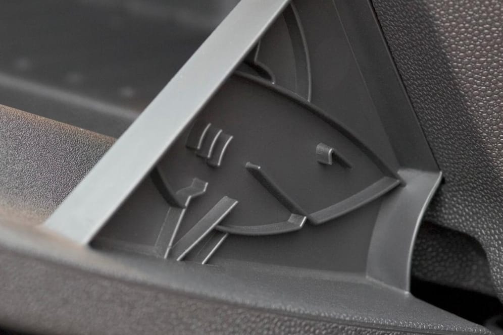 Haialarm im Handschuhfach: Mit einem Plastikhai im Corsa fing es an. Seitdem versteckt Opel immer wieder kleine Figuren in seinen Autos.