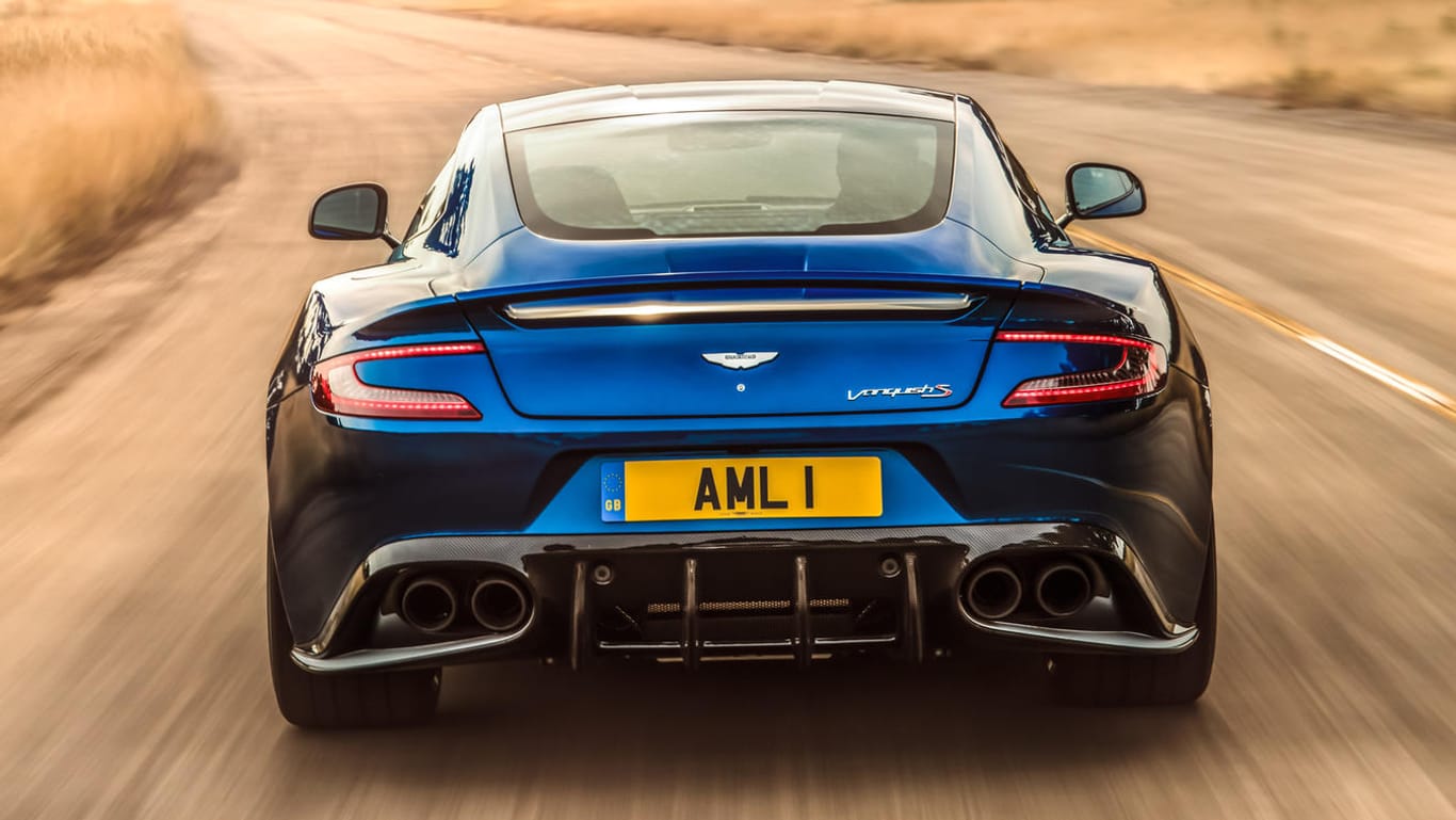 Aston Martin Vanquish: Fügt man beide Heckleuchten aneinander, so ergibt der Freiraum dazwischen genau die Form des Markenlogos in der Heckmitte.