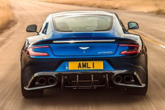 Aston Martin Vanquish: Fügt man beide Heckleuchten aneinander, so ergibt der Freiraum dazwischen genau die Form des Markenlogos in der Heckmitte.