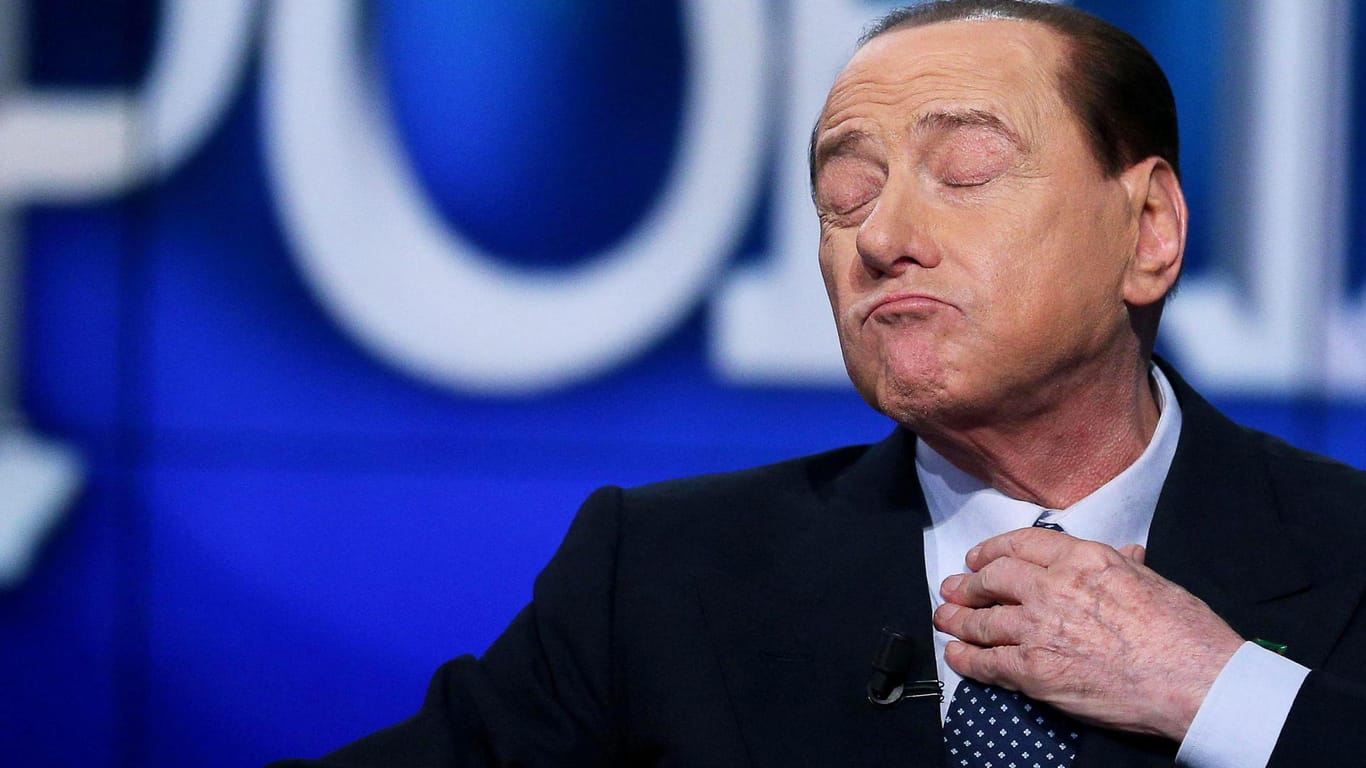 Der ehemalige italienische Präsident Silvio Berlusconi bei einer TV-Show: Berlusconi steht neuer Prozess wegen Korruption bevor.