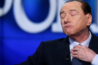 Der ehemalige italienische Präsident Silvio Berlusconi bei einer TV-Show: Berlusconi steht neuer Prozess wegen Korruption bevor.