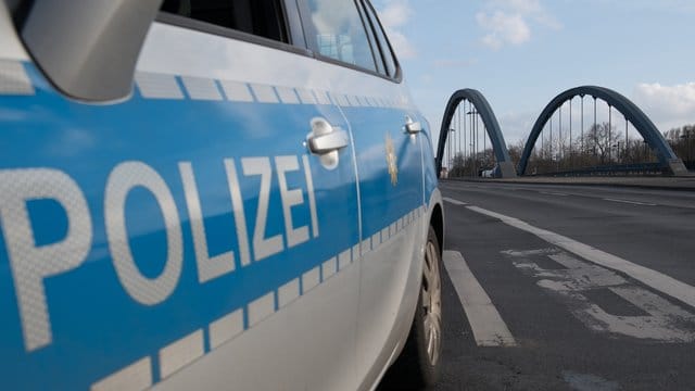 Gesperrte Mörschbrücke in Berlin Charlottenburg: Dort hatten bislang Unbekannte einen Brandanschlag auf einen Versorgungskasten verübt. Gesperrte Mörschbrücke in Berlin Charlottenburg: Dort hatten bislang Unbekannte einen Brandanschlag auf einen Versorgungskasten verübt.