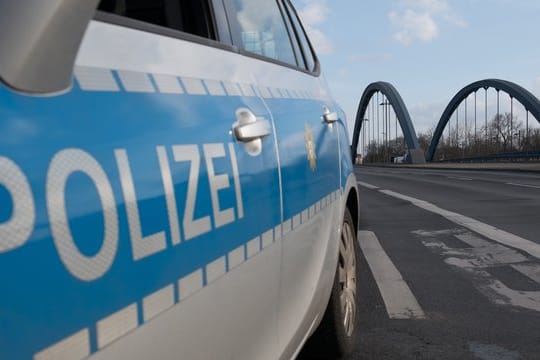 Gesperrte Mörschbrücke in Berlin Charlottenburg: Dort hatten bislang Unbekannte einen Brandanschlag auf einen Versorgungskasten verübt.