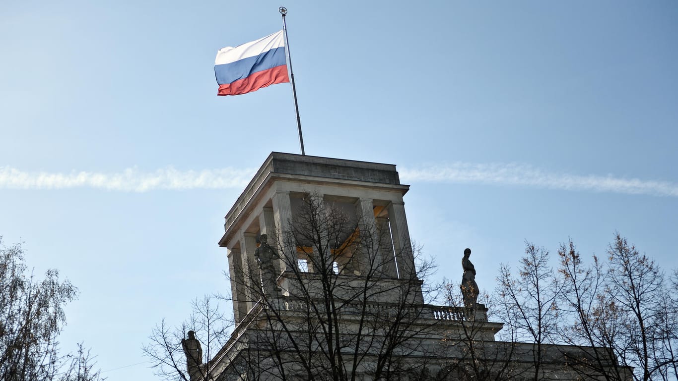 Die russische Flagge weht auf dem Gebäude der russischen Botschaft in Berlin: Auch Deutschland weist vier russische Diplomaten aus – allerdings mit Bauchschmerzen.
