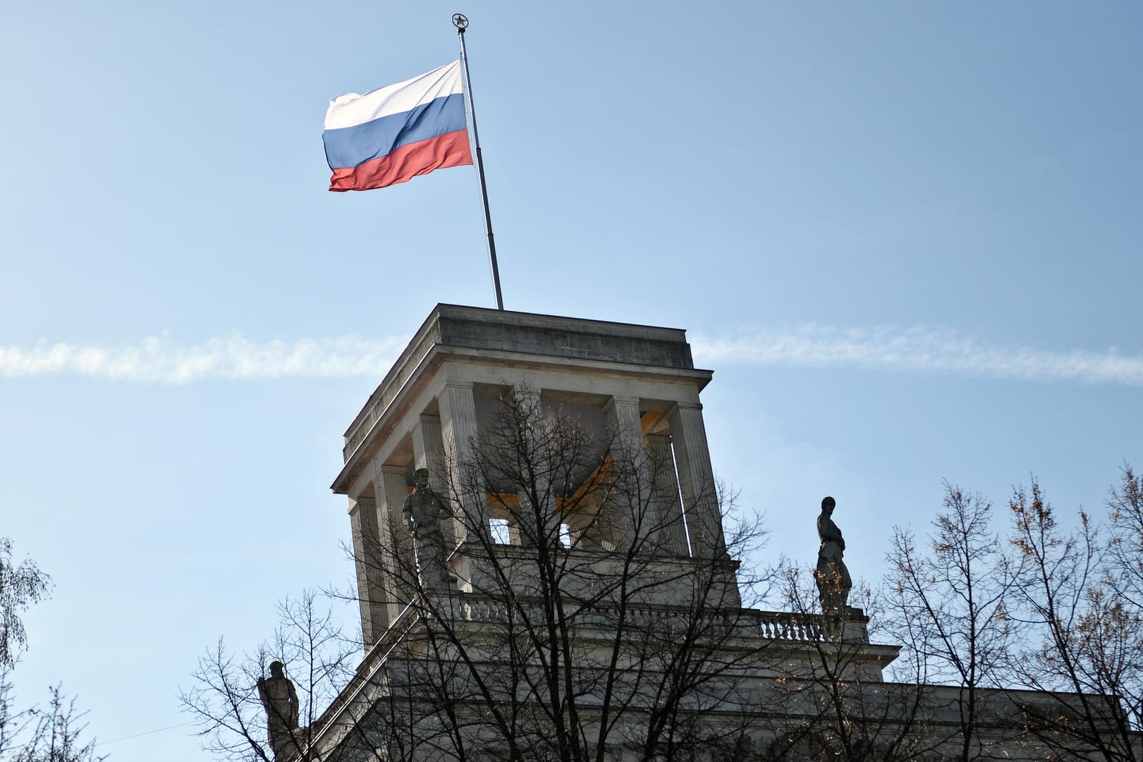 Die russische Flagge weht auf dem Gebäude der russischen Botschaft in Berlin: Auch Deutschland weist vier russische Diplomaten aus – allerdings mit Bauchschmerzen.