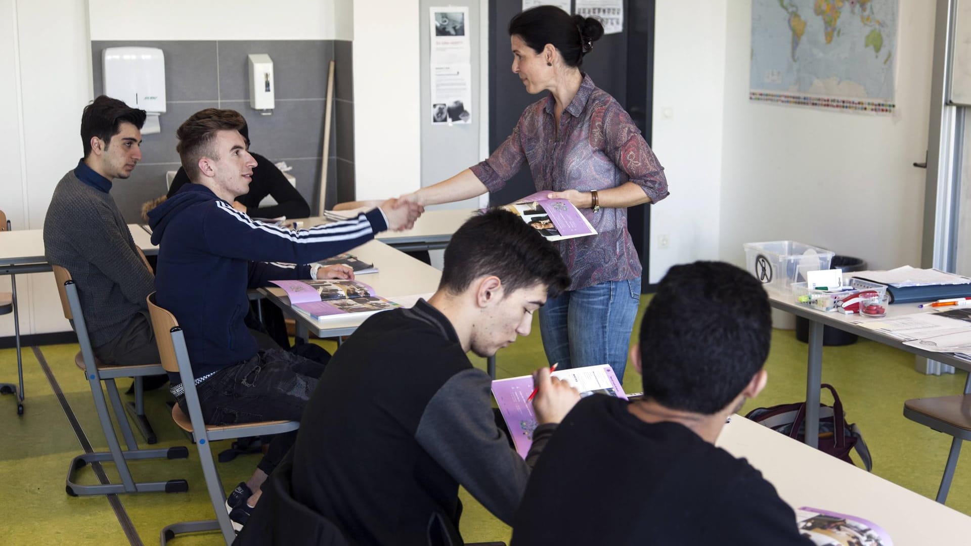 Schulbank drücken: Flüchtlinge in einem Berufskolleg in Düsseldorf. Es gibt keine Zahlen, wie viel Prozent welchen Schulabschluss haben.