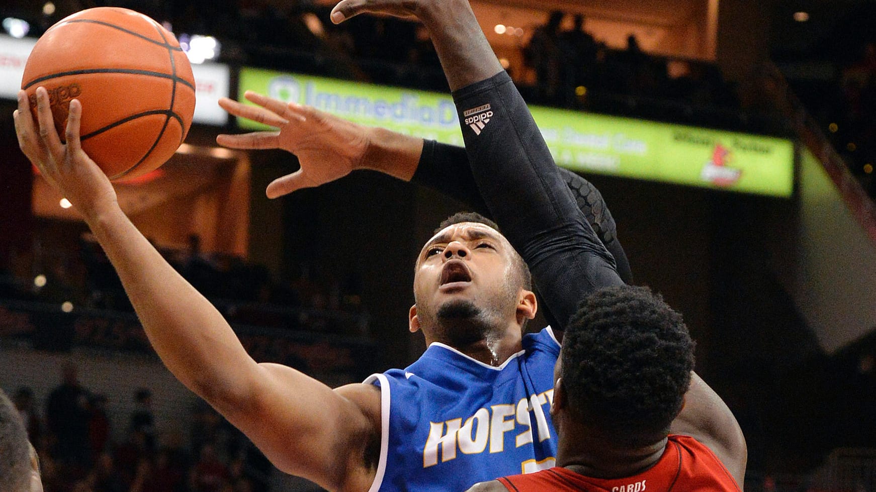 Zeke Upshaw (m.) 2013 bei einem Spiel für die Hofstra-Universität.