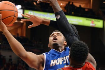 Zeke Upshaw (m.) 2013 bei einem Spiel für die Hofstra-Universität.